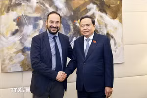 National Assembly Chairman Tran Thanh Man (right) and Maurizio Acerbo, General Secretary of the Communist Refoundation Party (PRC) of Italy at their meeting on April 14 (Photo: VNA)