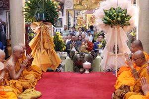 Buddhist monks perform a ritual of praying for peace and blessings during the traditional New Year celebrations of Cambodia, Laos, and Thailand at Pho Minh Pagoda, Ho Chi Minh City, on April 11, 2026. (Photo: VNA)
