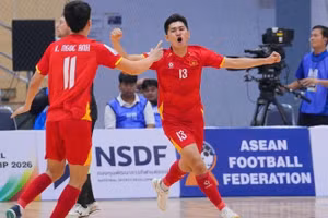 The Viet Nam futsal team celebrate their bronze-medal finish after defeating Australia. (Photo: VFF)