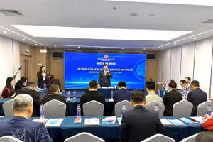 Chairman of the Phu Tho provincial People’s Committee Tran Duy Dong introduces the province’s potential and advantages to Chinese businesses in Beijing. (Photo: VNA)