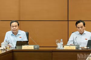 NA Chairman Tran Thanh Man (left) at the group debate on August 3. (Photo: NDO)