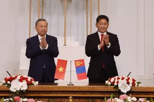General Secretary and President To Lam and Mongolian President Ukhnaa Khurelsukh witnessed the signing of cooperation agreements between the two countries, on September 30, 2024. (Photo: VNA)