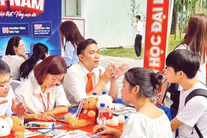 Students seek admissions information at the consultation booth of Dai Nam University. (Photo: Quynh Nguyen)