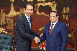 Prime Minister Pham Minh Chinh (R) hosts a reception for Chinese Ambassador to Vietnam He Wei at the Government Headquarters in Hanoi on April 5. (Photo: VNA)