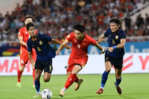 Striker Nguyen Dinh Bac (No. 9) dribbles the ball and opens the scoring for Viet Nam in the 18th minute at the match against Cambodia at My Dinh Stadium on August 7. (Photo: NDO)