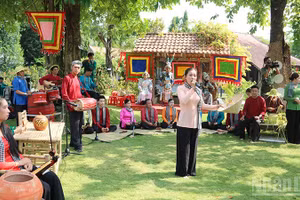 A Kinh ethnic performance at the Vinh Long Provincial Ethnic Cultural Festival.
