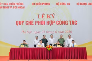 National Assembly NA Chairman Tran Thanh Man (centre) and other officials witness the signing of coordination regulations between the NA’s Committee for National Defence, Security and Foreign Affairs and the Ministry of National Defence, the Ministry of Public Security, and the Ministry of Foreign Affairs in Ha Noi on June 25, 2026. (Photo: NDO)