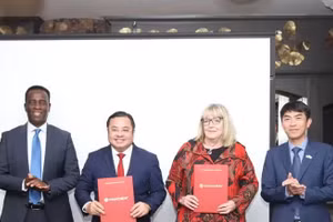 Representatives of the Viet Nam National Chemical Group (Vinachem) and the Chemical and Allied Industries' Association (CAIA) of South Africa sign a memorandum of understanding (MoU). (Photo: Hong Minh/VNA Correspondent in South Africa )