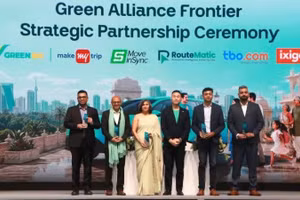 Representatives of Green SM and five partner organisations sign a Memorandum of Understanding (MoU) at the launch ceremony. (Photo: VNA)