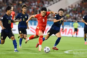Striker Nguyen Dinh Bac (No. 9) dribbles the ball and opens the scoring for Viet Nam in the 18th minute at the match against Cambodia at My Dinh Stadium on August 7. (Photo: VNA)