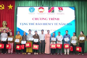 The Ben Cat Social Security grassroots unit under the Ho Chi Minh City Social Security presents health insurance cards to disadvantaged residents in the area. (Photo: HSS)