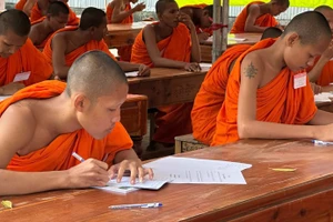 A Pali language class in An Giang has been maintained for many years.