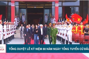 Standing Vice Chairman of the National Assembly Do Van Chien and Vice Chairmen Nguyen Khac Dinh and Nguyen Duc Hai attend the rehearsal for the ceremony commemorating the 80th anniversary of Viet Nam’s first General Election Day. (Photo: daibieunhandan.vn)