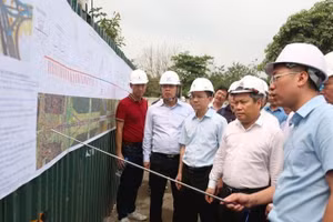 Vu Dai Thang, Chairman of the Ha Noi People’s Committee, inspects site clearance work, temporary resettlement arrangements and the implementation progress of two key projects — Tran Hung Dao Bridge and Tu Lien Bridge. (Photo: Pham Cong)