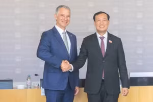 Chairman of the National Assembly's Committee for National Defence, Security and Foreign Affairs Le Tan Toi (R) meets with Jean-Michel Jacques, Chairman of the French National Assembly's National Defence and Armed Forces Committee.