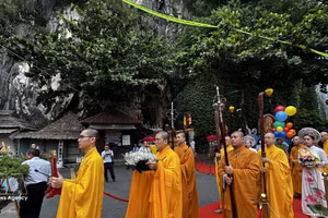 Procession at the Vu Lan Festival - Ngu Hanh Son 2025 (Photo: VNA)