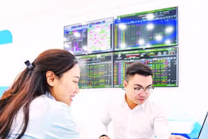 Investors monitor activity on the Vietnamese stock market. (Photo: Tue Nghi)