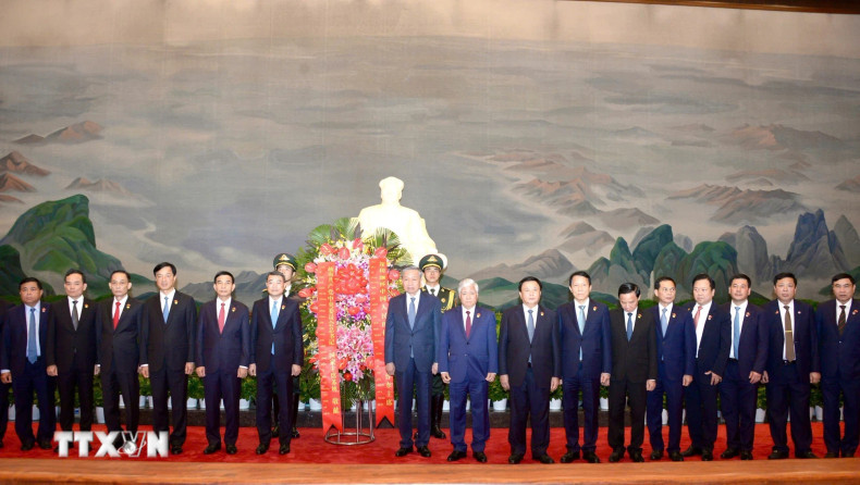 General Secretary and President To Lam and Vietnamese delegates at the memorial house.