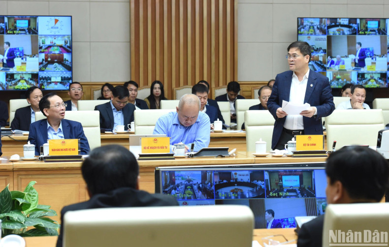 A representative from the Ministry of Finance speaks at the meeting.