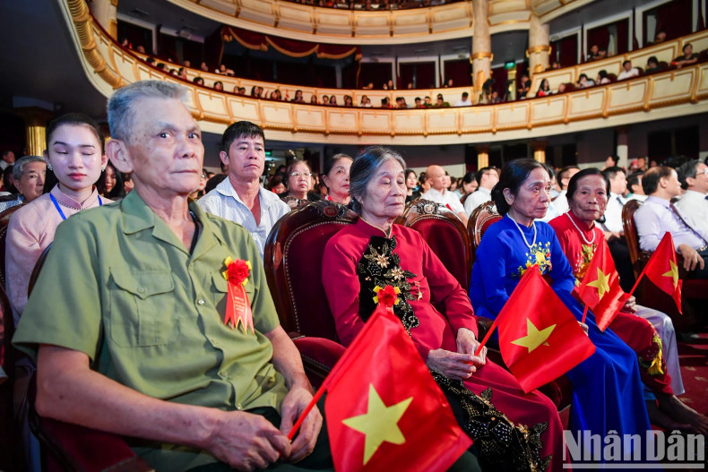 The programme also sees the presence of Heroic Vietnamese Mothers, veteran soldiers, Heroes of the People’s Armed Forces, Labour Heroes, national contributors and relatives of martyrs from Hanoi and the provinces of Thanh Hoa, Ha Tinh, Nghe An, Thai Nguyen, Bac Giang, and Tuyen Quang, etc.