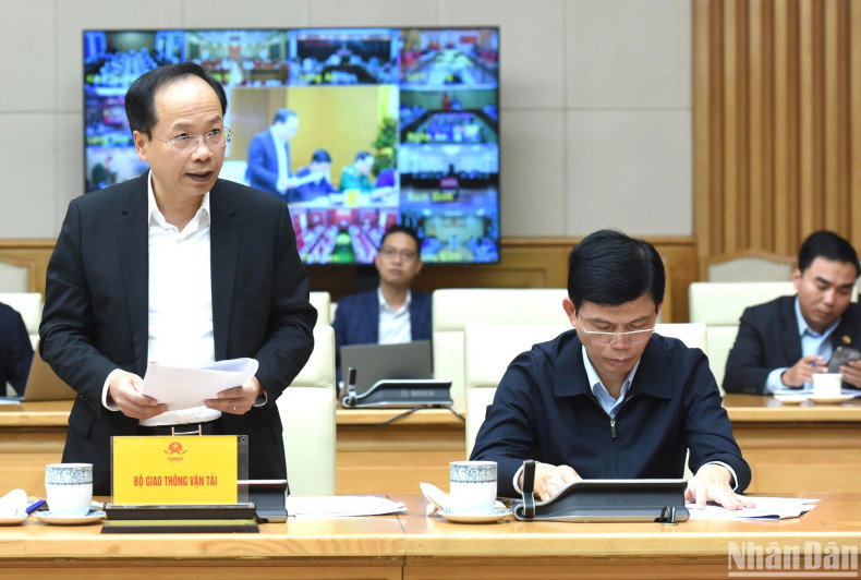 A leader from the Ministry of Transport speaks at the session.