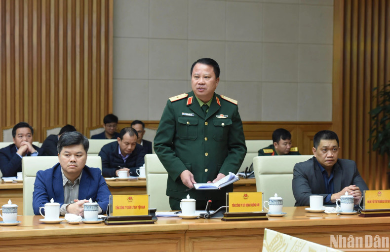 A representative from Truong Son Construction Corporation speaking at the meeting.