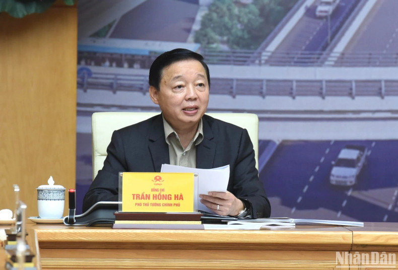 Deputy Prime Minister Tran Hong Ha delivers a speech at the session.