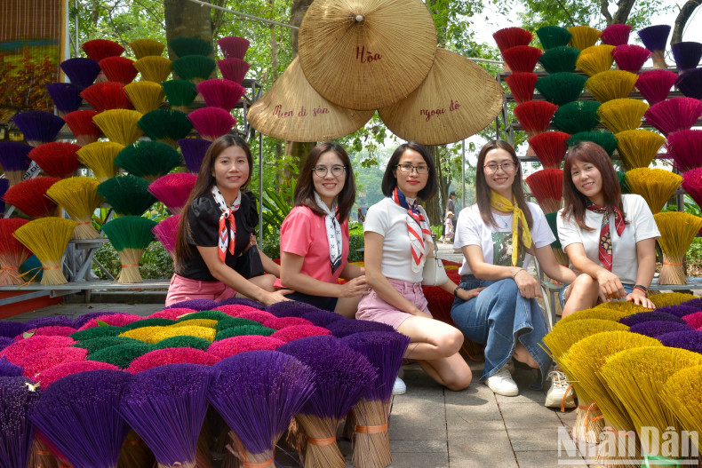 The cultural space “Ung Hoa - Suburban heritage land”, with its colourful incense bundles, attracts many tourists to take photos and check-in.
