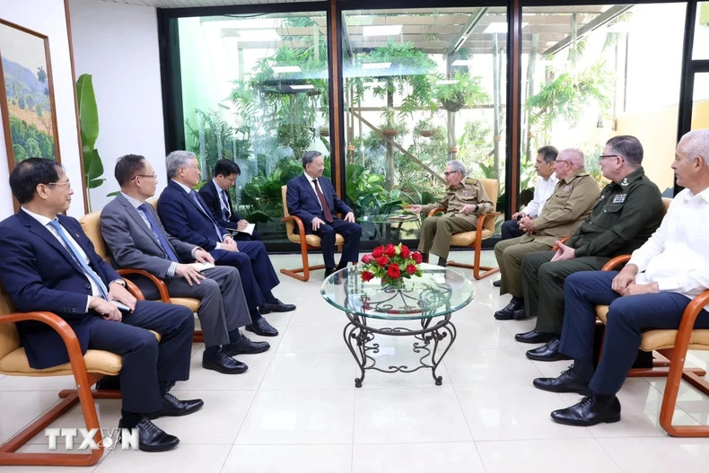 Party General Secretary and President To Lam meets leader of the Cuban revolution, General Raul Castro Ruz.