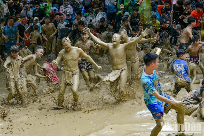 When the match ends, all the people pour onto the field to “bathe in mud” to share joy with the two teams. When the match ends, all the people pour onto the field to “bathe in mud” to share joy with the two teams.
