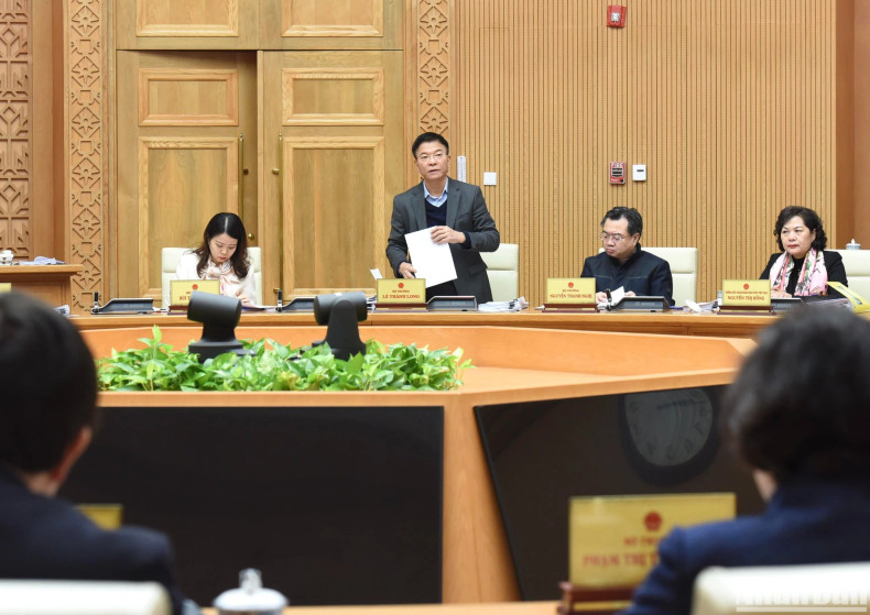 Minister of Justice Le Thanh Long is speaking at the meeting. Minister of Justice Le Thanh Long is speaking at the meeting.