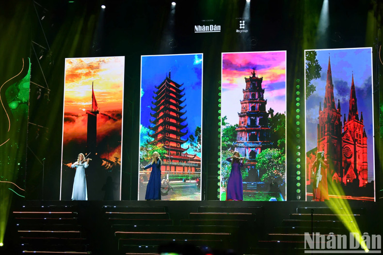 Vietnamese landscapes are shown at the concert Vietnamese landscapes are shown at the concert