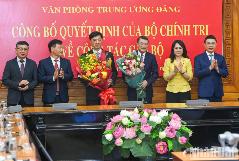 Leaders of the PCC Office give flowers to congratulate Head of the PCC’s Organisation Commission Le Minh Hung and Chief of the PCC Office Nguyen Duy Ngoc. Leaders of the PCC Office give flowers to congratulate Head of the PCC’s Organisation Commission Le Minh Hung and Chief of the PCC Office Nguyen Duy Ngoc.