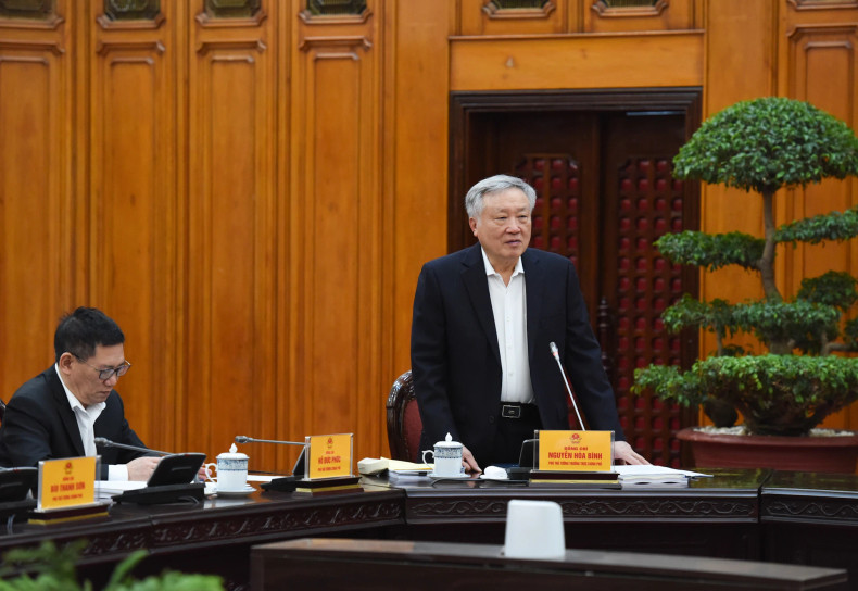 Permanent Deputy Prime Minister Nguyen Hoa Binh speaks at the meeting