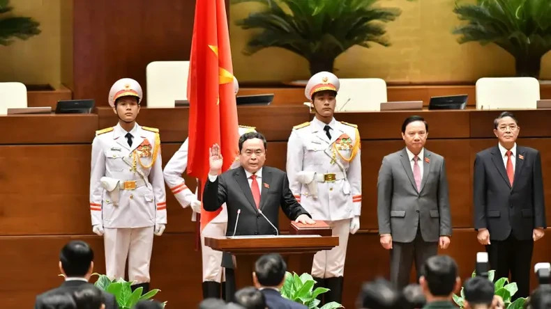 Newly-elected National Assembly Chairman Tran Thanh Man takes the oath of office on May 20. (Photo: NDO)