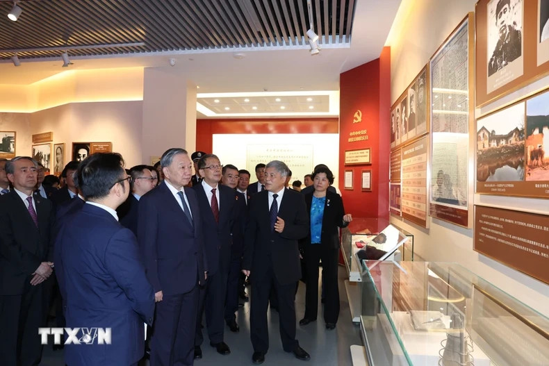 General Secretary and President To Lam visits the hall of traditions of the Central Party School of the Communist Party of China.