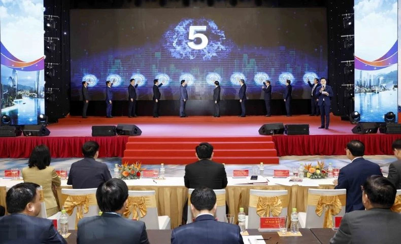 Deputy Prime Minister Tran Hong Ha and delegates announce the Prime Minister’s Decision on the master planning of the Cam Lam new urban area.