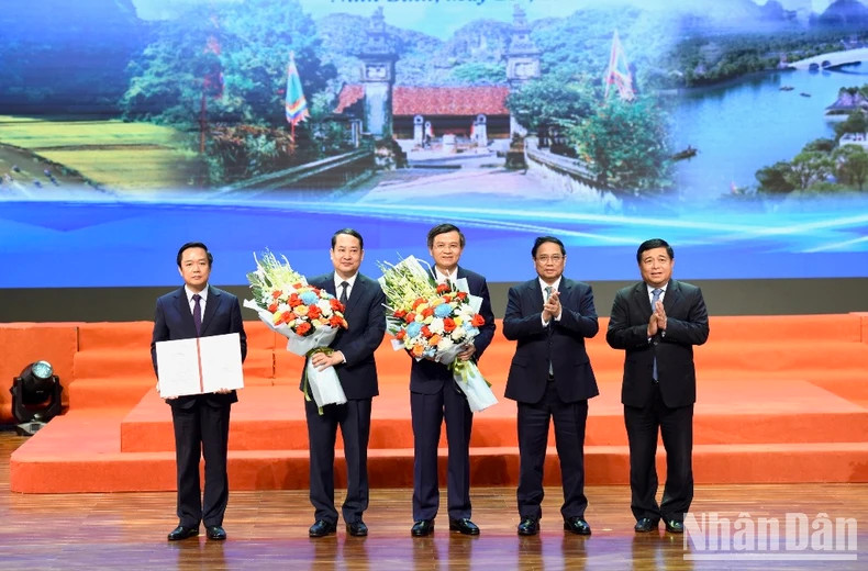 PM Pham Minh Chinh and Minister of Planning and Investment Nguyen Chi Dung hand over the decision approving the master planning scheme to leaders of Ninh Binh Province. PM Pham Minh Chinh and Minister of Planning and Investment Nguyen Chi Dung hand over the decision approving the master planning scheme to leaders of Ninh Binh Province.