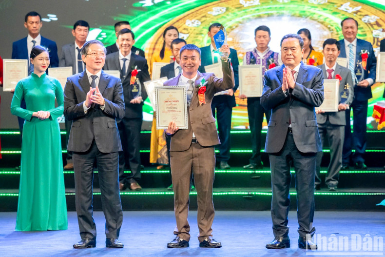 NA Chairman Tran Thanh Man and Chairman of the Vietnam Farmers’ Union Luong Quoc Doan present the certificate to outstanding Vietnamese farmers. NA Chairman Tran Thanh Man and Chairman of the Vietnam Farmers’ Union Luong Quoc Doan present the certificate to outstanding Vietnamese farmers.