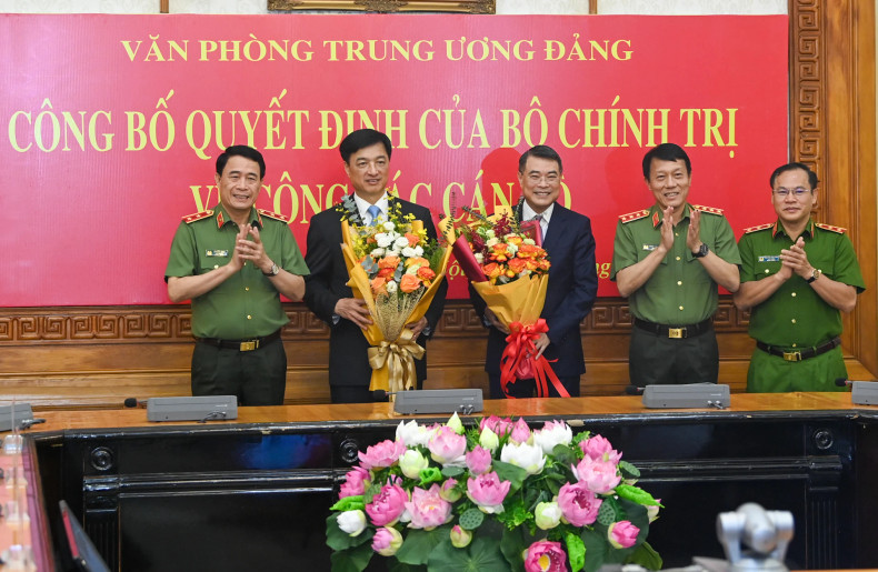 Leaders of the Ministry of Public Security present flowers to congratulate Head of the PCC’s Organisation Commission Le Minh Hung and Chief of the PCC Office Nguyen Duy Ngoc. Leaders of the Ministry of Public Security present flowers to congratulate Head of the PCC’s Organisation Commission Le Minh Hung and Chief of the PCC Office Nguyen Duy Ngoc.