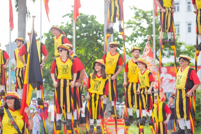 The De Koninklijke Steltenlopers Merchtem stilt walking group from Belgium. (Photo: chinhphu.vn)