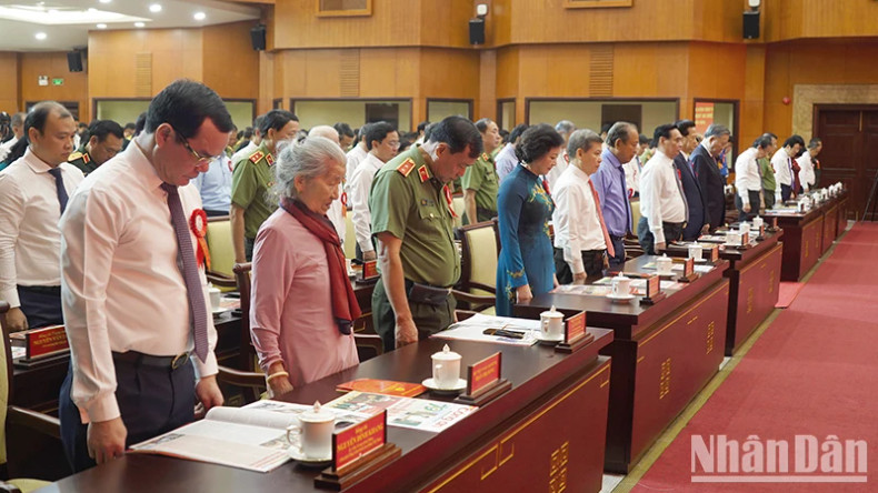 At the beginning of the ceremony, the top leader and delegates observe a minute of silence to commemorate late General Secretary Nguyen Phu Trong. At the beginning of the ceremony, the top leader and delegates observe a minute of silence to commemorate late General Secretary Nguyen Phu Trong.