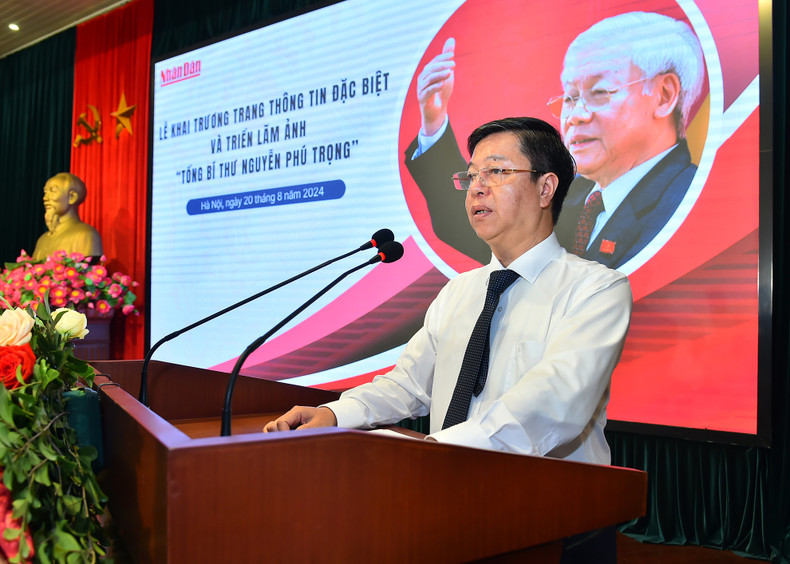 Associate Professor, Dr. Vu Trong Lam, Director and Editor-in-Chief of the Su That (Truth) National Political Publishing House speaks at the launch ceremony. Associate Professor, Dr. Vu Trong Lam, Director and Editor-in-Chief of the Su That (Truth) National Political Publishing House speaks at the launch ceremony.