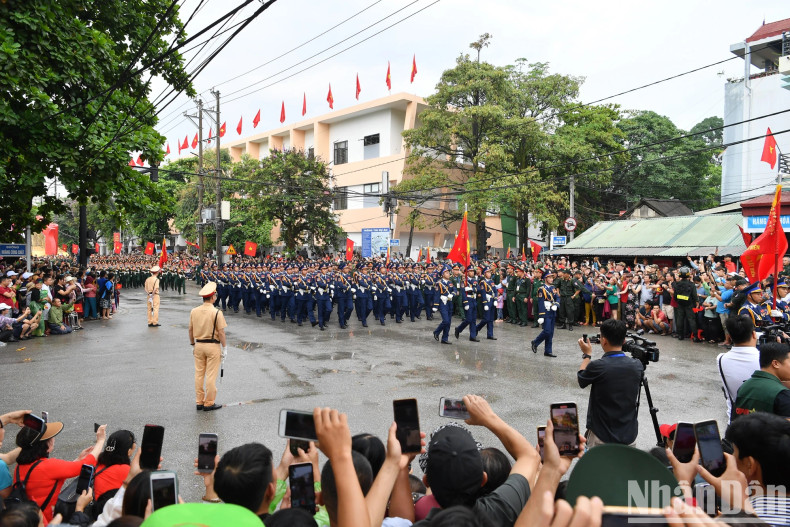 The parade attracts the participation of thousands of people. (Photo: NDO) The parade attracts the participation of thousands of people. (Photo: NDO)