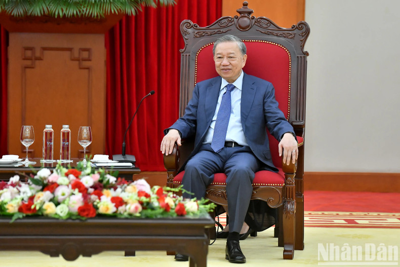 Party General Secretary and President To Lam speaks at the reception.