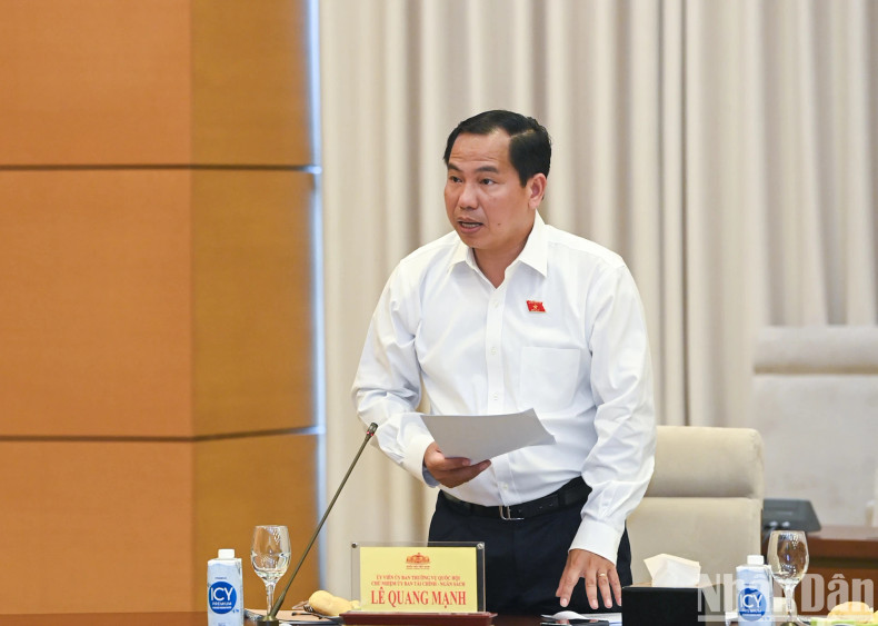 Chairman of the Finance-Budget Committee Le Quang Manh reports at the meeting. Chairman of the Finance-Budget Committee Le Quang Manh reports at the meeting.