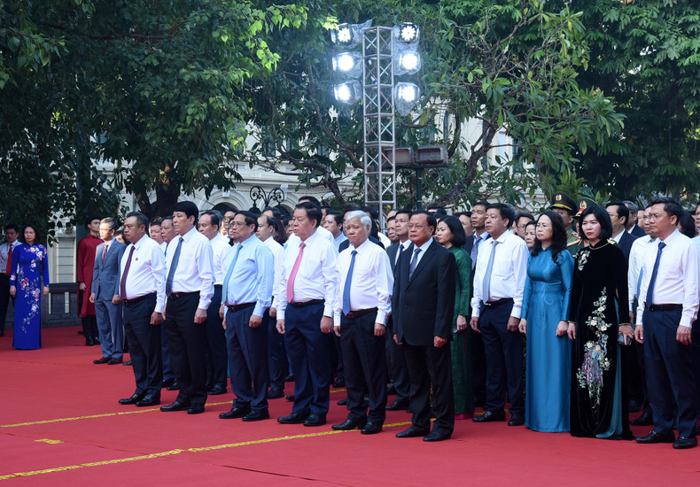 At the beginning of the ceremony, the delegation of the Party, State, Vietnam Fatherland Front, and Hanoi City led by Prime Minister Pham Minh Chinh offer incense at the Ly Thai To King Monument.