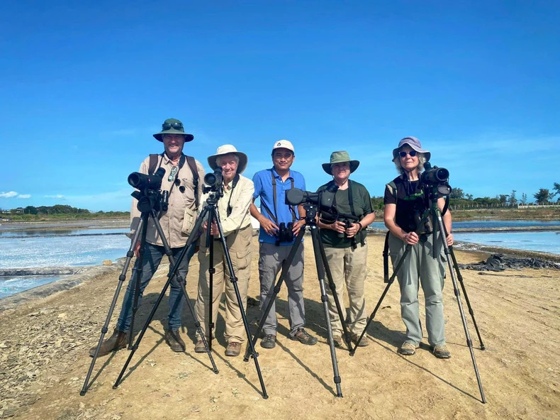Expert Nguyen Hoai Bao (in the middle) during a bird-watching tour with tourists. (Photo: Wildtour) Expert Nguyen Hoai Bao (in the middle) during a bird-watching tour with tourists. (Photo: Wildtour)