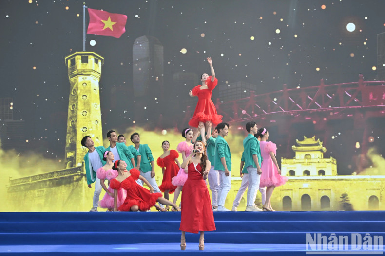 An art performance to welcome the festival An art performance to welcome the festival