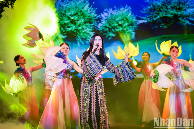 Singer Hong Nhung and HT Dance Troupe, Hanoi Choir perform the song entitled ‘Tieng hat giua rung Pac Bo’ (Singing in the Pac Bo Forest).